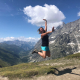 Caroline sautant dans les airs sur le Mont-Blanc