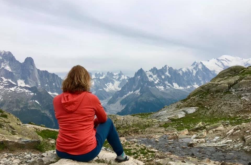 Femme de dos devant le Mont Blanc